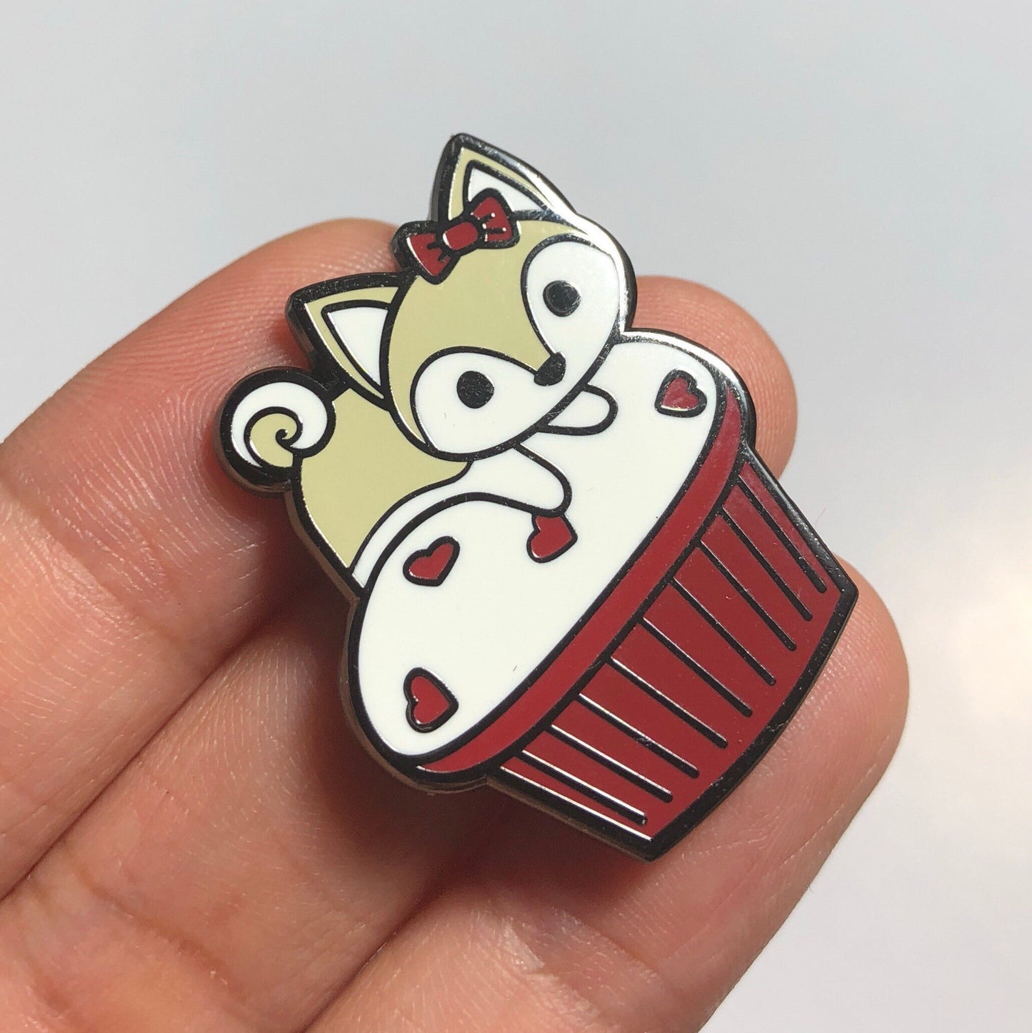 Cream Shiba Inu Pupcake pin, Cream Shiba Hard Enamel Pin, Shiba Red Velvet Cupcake Pin, Puppy Dog Brooch, Cartoon Shiba Art Pin, Red Velvet